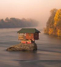 小木屋独立湖中如童话场景