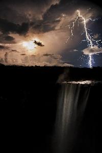 雷电穿过云层