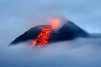 律宾马荣火山近日活动频繁，火山口白烟缭绕，不断喷发出岩浆